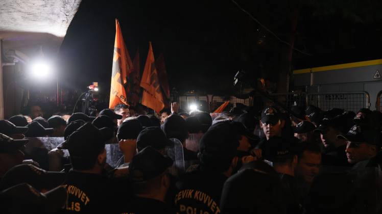 October 7, 2026, Â°Zmir, ToÂ¼rkiye: IZMIR, TURKEY, OCTOBER 7, 2026: Supporters of the opposition YENI Parti protest after Izmir Metropolitan Mayor Cemil Tugay joined President Recep Tayyip Erdogan s ruling AKP. Tugay was elected mayor as a CHP candidate in the 2024 local elections before leaving the party earlier this year. Protesters attempted to march toward Izmir City Hall carrying a black wreath, black carnations and a symbolic coffin while chanting for Tugay to resign. Police blocked parts of the march with barricades, riot police and water cannon vehicles, with protesters leaving flowers and the wreath near police barriers. Â°Zmir Türkiye - ZUMAq101 20261007_zna_q101_317 Copyright: xTurgayxKilicx
