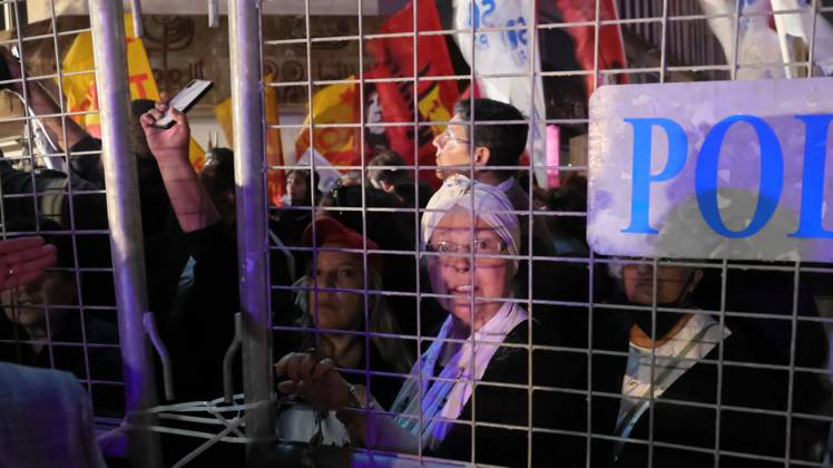 October 7, 2026, Â°Zmir, ToÂ¼rkiye: IZMIR, TURKEY, OCTOBER 7, 2026: Supporters of the opposition YENI Parti protest after Izmir Metropolitan Mayor Cemil Tugay joined President Recep Tayyip Erdogan s ruling AKP. Tugay was elected mayor as a CHP candidate in the 2024 local elections before leaving the party earlier this year. Protesters attempted to march toward Izmir City Hall carrying a black wreath, black carnations and a symbolic coffin while chanting for Tugay to resign. Police blocked parts of the march with barricades, riot police and water cannon vehicles, with protesters leaving flowers and the wreath near police barriers. Â°Zmir Türkiye - ZUMAq101 20261007_zna_q101_318 Copyright: xTurgayxKilicx