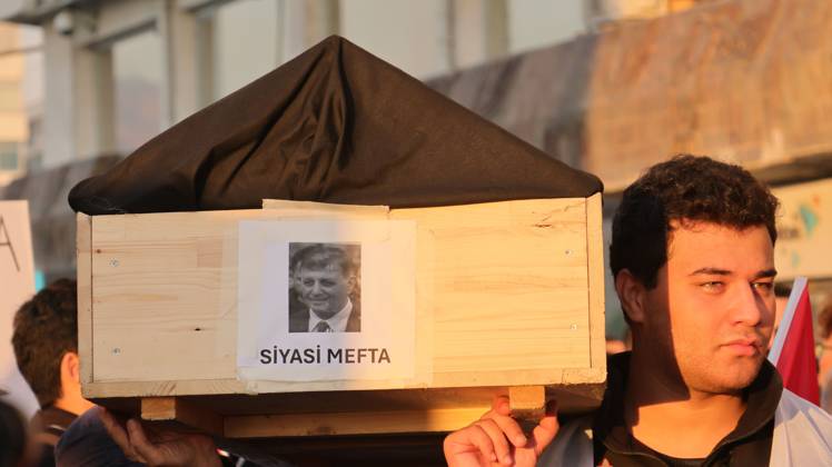 October 7, 2026, Â°Zmir, ToÂ¼rkiye: IZMIR, TURKEY, OCTOBER 7, 2026: Supporters of the opposition YENI Parti protest after Izmir Metropolitan Mayor Cemil Tugay joined President Recep Tayyip Erdogan s ruling AKP. Tugay was elected mayor as a CHP candidate in the 2024 local elections before leaving the party earlier this year. Protesters attempted to march toward Izmir City Hall carrying a black wreath, black carnations and a symbolic coffin while chanting for Tugay to resign. Police blocked parts of the march with barricades, riot police and water cannon vehicles, with protesters leaving flowers and the wreath near police barriers. Â°Zmir Türkiye - ZUMAq101 20261007_zna_q101_320 Copyright: xTurgayxKilicx