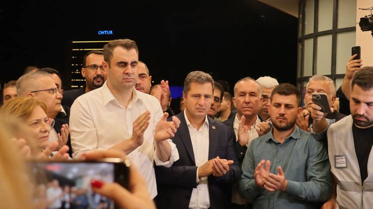 October 7, 2026, Â°Zmir, ToÂ¼rkiye: IZMIR, TURKEY, OCTOBER 7, 2026: Supporters of the opposition YENI Parti protest after Izmir Metropolitan Mayor Cemil Tugay joined President Recep Tayyip Erdogan s ruling AKP. Tugay was elected mayor as a CHP candidate in the 2024 local elections before leaving the party earlier this year. Protesters attempted to march toward Izmir City Hall carrying a black wreath, black carnations and a symbolic coffin while chanting for Tugay to resign. Police blocked parts of the march with barricades, riot police and water cannon vehicles, with protesters leaving flowers and the wreath near police barriers. Â°Zmir Türkiye - ZUMAq101 20261007_zna_q101_322 Copyright: xTurgayxKilicx