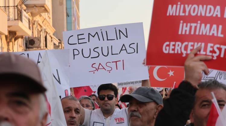 October 7, 2026, Â°Zmir, ToÂ¼rkiye: IZMIR, TURKEY, OCTOBER 7, 2026: Supporters of the opposition YENI Parti protest after Izmir Metropolitan Mayor Cemil Tugay joined President Recep Tayyip Erdogan s ruling AKP. Tugay was elected mayor as a CHP candidate in the 2024 local elections before leaving the party earlier this year. Protesters attempted to march toward Izmir City Hall carrying a black wreath, black carnations and a symbolic coffin while chanting for Tugay to resign. Police blocked parts of the march with barricades, riot police and water cannon vehicles, with protesters leaving flowers and the wreath near police barriers. Â°Zmir Türkiye - ZUMAq101 20261007_zna_q101_323 Copyright: xTurgayxKilicx