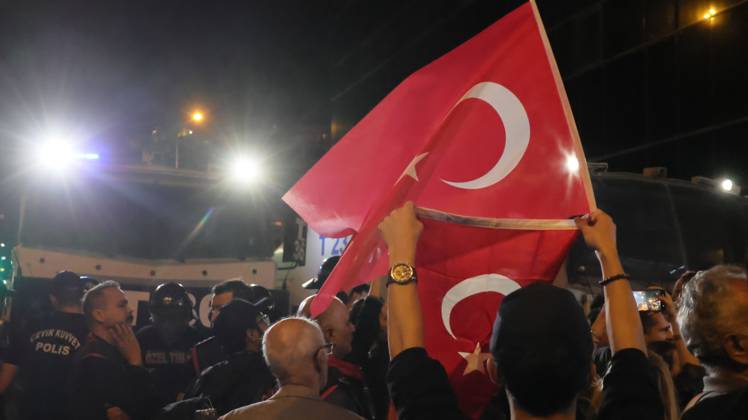 October 7, 2026, Â°Zmir, ToÂ¼rkiye: IZMIR, TURKEY, OCTOBER 7, 2026: Supporters of the opposition YENI Parti protest after Izmir Metropolitan Mayor Cemil Tugay joined President Recep Tayyip Erdogan s ruling AKP. Tugay was elected mayor as a CHP candidate in the 2024 local elections before leaving the party earlier this year. Protesters attempted to march toward Izmir City Hall carrying a black wreath, black carnations and a symbolic coffin while chanting for Tugay to resign. Police blocked parts of the march with barricades, riot police and water cannon vehicles, with protesters leaving flowers and the wreath near police barriers. Â°Zmir Türkiye - ZUMAq101 20261007_zna_q101_324 Copyright: xTurgayxKilicx