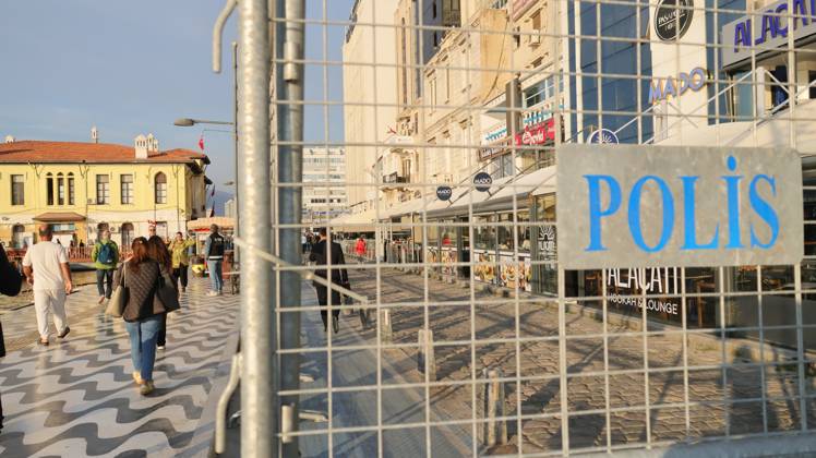 October 7, 2026, Â°Zmir, ToÂ¼rkiye: IZMIR, TURKEY, OCTOBER 7, 2026: Supporters of the opposition YENI Parti protest after Izmir Metropolitan Mayor Cemil Tugay joined President Recep Tayyip Erdogan s ruling AKP. Tugay was elected mayor as a CHP candidate in the 2024 local elections before leaving the party earlier this year. Protesters attempted to march toward Izmir City Hall carrying a black wreath, black carnations and a symbolic coffin while chanting for Tugay to resign. Police blocked parts of the march with barricades, riot police and water cannon vehicles, with protesters leaving flowers and the wreath near police barriers. Â°Zmir Türkiye - ZUMAq101 20261007_zna_q101_325 Copyright: xTurgayxKilicx