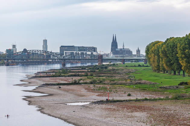 Low water levels on the Rhine: View from the Rodenkirchen Bridge (A4) toward the Cologne skyline, October 7, 2026. View from the Rodenkirchen A4 highway bridge downstream along the Rhine toward the Cologne skyline, featu Copyright: xMarcxJohnx