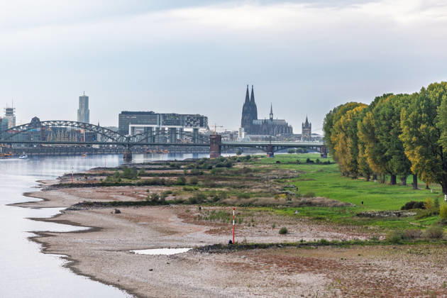 Low water levels on the Rhine: View from the Rodenkirchen Bridge (A4) toward the Cologne skyline, October 7, 2026. View from the Rodenkirchen A4 highway bridge downstream along the Rhine toward the Cologne skyline, featu Copyright: xMarcxJohnx