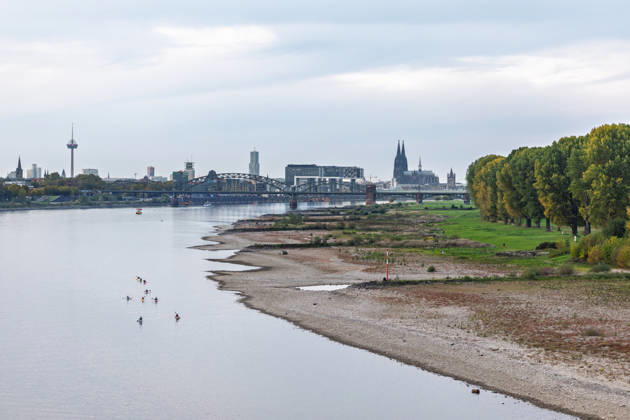 Low Water on the Rhine: View from the Rodenkirchen Bridge (A4) of the Cologne Skyline, October 7, 2026. View from the Rodenkirchen A4 highway bridge downstream along Copyright: xMarcxJohnx