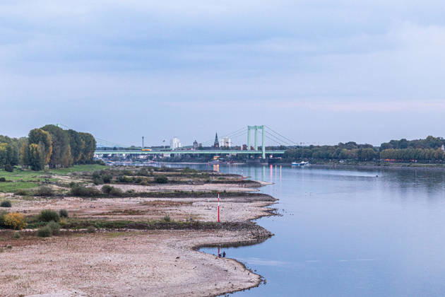 Low Water on the Rhine: Dry Riverbed in Front of the Rodenkirchen Bridge (A4) 07 10 26 View from the Eisenbahn Südbrücke in Cologne, looking upstream toward the south at the Rodenkirchen Highway Bridge (A4). In the foreground, the riverbed i Copyright: xMarcxJohnx