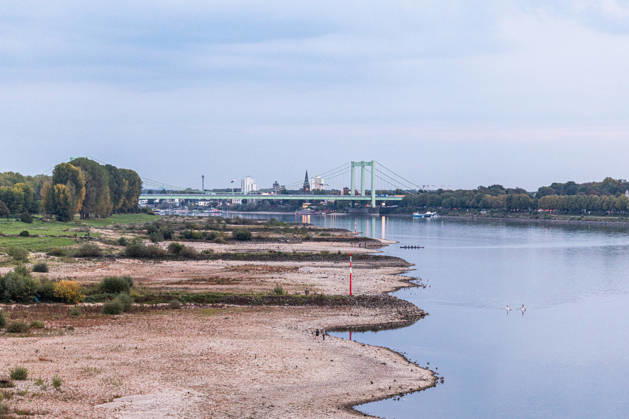 Low Water on the Rhine: Dry Riverbed in Front of the Rodenkirchen Bridge (A4) 07 10 26 View from the Eisenbahn Südbrücke in Cologne, looking upstream toward the south at the Rodenkirchen Highway Bridge (A4). In the foreground, the riverbed i Copyright: xMarcxJohnx