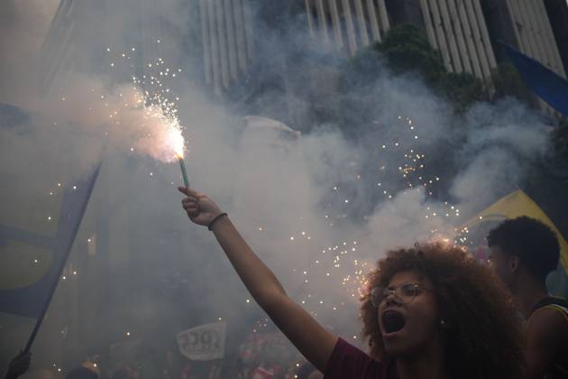 October 7, 2026, Rio De Janeiro, Brazil: RIO DE JANEIRO, BRAZIL, OCTOBER 7, 2026: Students, youth organizations and activists march through central Rio de Janeiro in support of President Luiz Inacio Lula da Silva and against presidential candidate Flavio Bolsonaro ahead of Brazil s presidential runoff. Demonstrators marched from Candelaria to Cinelandia carrying pro-Lula and anti-far-right banners while calling for the defense of democracy, public education and student rights. Lula and Bolsonaro will face each other in the second round of the presidential election on October 25. Photo: JNA PRESS Rio De Janeiro Brazil  - ZUMAq101 20261007_zna_q101_377 Copyright: xMarianaxGreifx