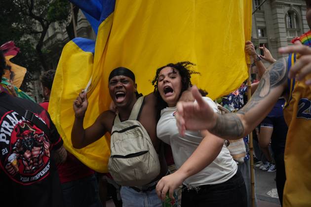 October 7, 2026, Rio De Janeiro, Brazil: RIO DE JANEIRO, BRAZIL, OCTOBER 7, 2026: Students, youth organizations and activists march through central Rio de Janeiro in support of President Luiz Inacio Lula da Silva and against presidential candidate Flavio Bolsonaro ahead of Brazil s presidential runoff. Demonstrators marched from Candelaria to Cinelandia carrying pro-Lula and anti-far-right banners while calling for the defense of democracy, public education and student rights. Lula and Bolsonaro will face each other in the second round of the presidential election on October 25. Photo: JNA PRESS Rio De Janeiro Brazil  - ZUMAq101 20261007_zna_q101_378 Copyright: xMarianaxGreifx