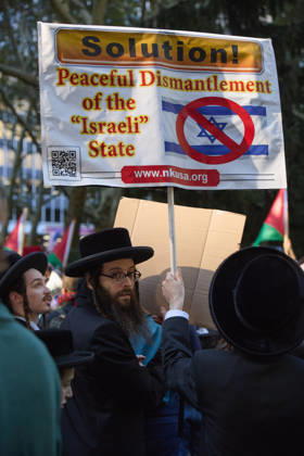 October 7, 2026, New York, New York, USA: A protester holds a sign calling for the peaceful dismantlement of the Israeli state during a pro-Palestinian rally at City Hall Park in New York City, New York. New York USA - ZUMAs237 20261007_aap_s237_001 Copyright: xMarkxJ.xSullivanx