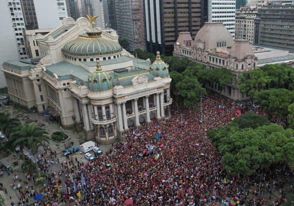 Thousands of demonstrators gathered in downtown Rio de Janeiro RIO DE JANEIRO, BRAZIL - OCTOBER 7: Thousands of demonstrators gathered in downtown in support of presidential candidate Luiz Inacio Lula da Silva (PT) ahead of the second round of Brazil’s presidential election in Rio de Janeiro on October 7, 2026. The demonstration, organized under the name Youth on the Streets for Democracy, began at Candelaria and continued with a march toward Cinelandia. Students gathered at noon for an event organized by the Rio de Janeiro State Students’ Union (UEE-RJ) as a peaceful demonstration in defense of democracy, student rights, education and equality. Fabio Teixeira Anadolu Rio de Janeiro Brazil. Editorial use only. Please get in touch for an Copyright: x2026xAnadoluxFabioxTeixeirax