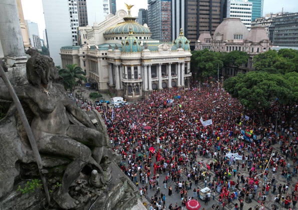 Thousands of demonstrators gathered in downtown Rio de Janeiro RIO DE JANEIRO, BRAZIL - OCTOBER 7: Thousands of demonstrators gathered in downtown in support of presidential candidate Luiz Inacio Lula da Silva (PT) ahead of the second round of Brazil’s presidential election in Rio de Janeiro on October 7, 2026. The demonstration, organized under the name Youth on the Streets for Democracy, began at Candelaria and continued with a march toward Cinelandia. Students gathered at noon for an event organized by the Rio de Janeiro State Students’ Union (UEE-RJ) as a peaceful demonstration in defense of democracy, student rights, education and equality. Fabio Teixeira Anadolu Rio de Janeiro Brazil. Editorial use only. Please get in touch for an Copyright: x2026xAnadoluxFabioxTeixeirax