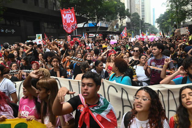 Thousands of demonstrators gathered in downtown Rio de Janeiro RIO DE JANEIRO, BRAZIL - OCTOBER 7: Thousands of demonstrators gathered in downtown in support of presidential candidate Luiz Inacio Lula da Silva (PT) ahead of the second round of Brazil’s presidential election in Rio de Janeiro on October 7, 2026. The demonstration, organized under the name Youth on the Streets for Democracy, began at Candelaria and continued with a march toward Cinelandia. Students gathered at noon for an event organized by the Rio de Janeiro State Students’ Union (UEE-RJ) as a peaceful demonstration in defense of democracy, student rights, education and equality. Fabio Teixeira Anadolu Rio de Janeiro Brazil. Editorial use only. Please get in touch for an Copyright: x2026xAnadoluxFabioxTeixeirax
