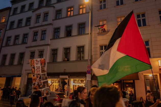 October 7, 2026, Berlin, Germany: Hundereds of pro-palestinian protesters gather in Berlin, Germany, on October 7, 2026. This marks the three-year anniversary of the Hamas led border attacks in Southern Israel. Germany - ZUMAj167 20261007_zip_j167_005 Copyright: xSvetxJacquelinex
