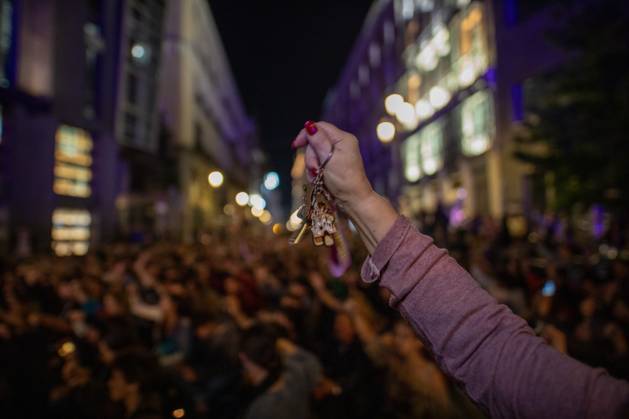 Demonstrations following Maricarmen s death in Madrid, Spain - 7 Oct 2026 Demonstrators hold up keys while mourning the death of Maricarmen. Hundreds of people are demonstrating in central Madrid following the death of Maricarmen—the octogenarian evicted from her apartment after it was purchased by a real estate investment fund—an event that has sparked protests across Spain and contributed to the call for early elections. Madrid Spain Copyright: xDavidxCanalesx xSOPAxImagesx David-Canales-1456746