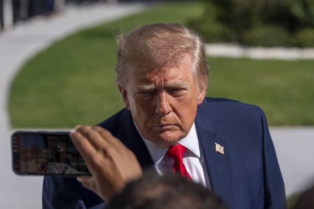 Trump Departs White House in Washington, USA - 7 Oct 26 President Donald Trump speaks to the media before departing on Marine One from the South Lawn of the White House. Trump was enroute to a campaign event in San Antonio, Texas. Washington United States Copyright: xJenxGolbeckx xSOPAxImagesx Jen-Golbeck-1456725