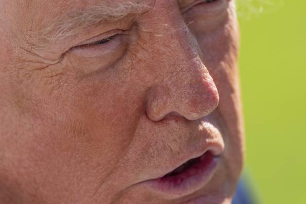 Trump Departs White House in Washington, USA - 7 Oct 26 President Donald Trump speaks to the media before departing on Marine One from the South Lawn of the White House. Trump was enroute to a campaign event in San Antonio, Texas. Washington United States Copyright: xJenxGolbeckx xSOPAxImagesx Jen-Golbeck-1456728