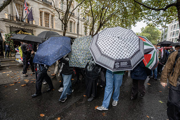 Pro-Israeil counter protestors challenge pro-Palestine demonstrators in London, UK - 7 OCT 2026. Pro-Palestine activists from London universities seen shielding themselves behind a protective wall of umbrellas on their march through central London. Pro-Palestine activists from Central London Universities chose the 3rd anniversary of the October 7th attack by Hamas to protest against Israel’s war on Gaza. They clashed en route with pro-Israeli counter protestors. The demonstration was arranged by an inter-uni coalition that includes King’s College and LSE. London United Kingdom Copyright: xLabxMox xSOPAxImagesx LabMO_Oct_7th_Uni_Protest_SOPA_1