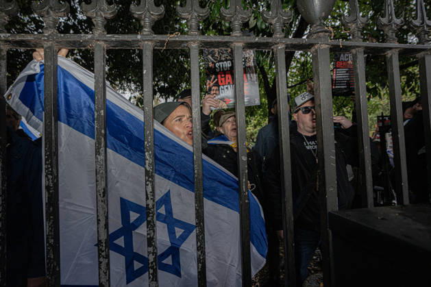 Pro-Israeil counter protestors challenge pro-Palestine demonstrators in London, UK - 7 OCT 2026. Pro-Israeil counter protestors seen challenging pro-Palestine demonstrators from behind park railings for choosing the 3rd anniversary of the October 7th attack by Hamas to protest against Israel’s war on Gaza. Pro-Palestine activists from Central London Universities chose the 3rd anniversary of the October 7th attack by Hamas to protest against Israel’s war on Gaza. They clashed en route with pro-Israeli counter protestors. The demonstration was arranged by an inter-uni coalition that includes King’s College and LSE. London United Kingdom Copyright: xLabxMox xSOPAxImagesx LabMO_Oct_7th_Uni_Protest_SOPA_23