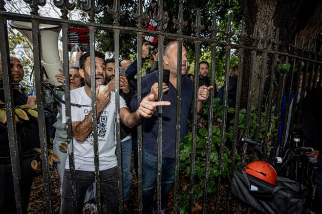 Pro-Israeil counter protestors challenge pro-Palestine demonstrators in London, UK - 7 OCT 2026. Pro-Israeil counter protestors seen challenging pro-Palestine demonstrators from behind park railings for choosing the 3rd anniversary of the October 7th attack by Hamas to protest against Israel’s war on Gaza. Pro-Palestine activists from Central London Universities chose the 3rd anniversary of the October 7th attack by Hamas to protest against Israel’s war on Gaza. They clashed en route with pro-Israeli counter protestors. The demonstration was arranged by an inter-uni coalition that includes King’s College and LSE. London United Kingdom Copyright: xLabxMox xSOPAxImagesx LabMO_Oct_7th_Uni_Protest_SOPA_25