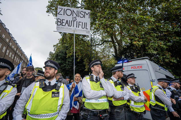 Pro-Israeil counter protestors challenge pro-Palestine demonstrators in London, UK - 7 OCT 2026. A police cordon separates pro-Israeli counter-protestors from pro-Palestine demonstrators on the 3rd anniversary of Hamas attack. Pro-Palestine activists from Central London Universities chose the 3rd anniversary of the October 7th attack by Hamas to protest against Israel’s war on Gaza. They clashed en route with pro-Israeli counter protestors. The demonstration was arranged by an inter-uni coalition that includes King’s College and LSE. London United Kingdom Copyright: xLabxMox xSOPAxImagesx LabMO_Oct_7th_Uni_Protest_SOPA_32