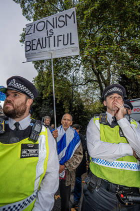 Pro-Israeil counter protestors challenge pro-Palestine demonstrators in London, UK - 7 OCT 2026. A police cordon separates pro-Israeli counter-protestors from pro-Palestine demonstrators on the 3rd anniversary of Hamas attack. Pro-Palestine activists from Central London Universities chose the 3rd anniversary of the October 7th attack by Hamas to protest against Israel’s war on Gaza. They clashed en route with pro-Israeli counter protestors. The demonstration was arranged by an inter-uni coalition that includes King’s College and LSE. London United Kingdom Copyright: xLabxMox xSOPAxImagesx LabMO_Oct_7th_Uni_Protest_SOPA_33