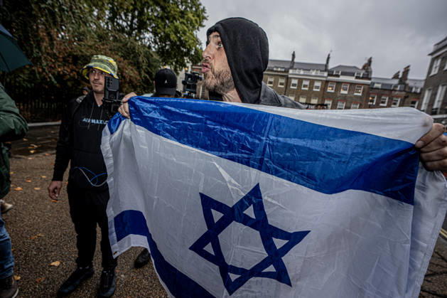 Pro-Israeil counter protestors challenge pro-Palestine demonstrators in London, UK - 7 OCT 2026. An English patriot seen holding a flag (Israeli flag) during the protest . Pro-Palestine activists from Central London Universities chose the 3rd anniversary of the October 7th attack by Hamas to protest against Israel’s war on Gaza. They clashed en route with pro-Israeli counter protestors. The demonstration was arranged by an inter-uni coalition that includes King’s College and LSE. London United Kingdom Copyright: xLabxMox xSOPAxImagesx LabMO_Oct_7th_Uni_Protest_SOPA_35