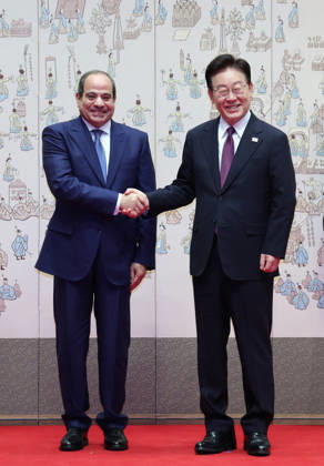S. Korea-Egypt summit S. Korea-Egypt summit South Korean President Lee Jae Myung (R) poses for a photo with Egyptian President Abdel Fattah El-Sisi prior to their summit talks at the presidential office Cheong Wa Dae in Seoul on Oct. 8, 2026. (Yonhap) 2026-10-08 11:27:05 <Copyright ¨Ï 1980-2026 YONHAPNEWS AGENCY. .> ¼¿ïƯº°½Ã EDITORIAL USE ONLY Copyright: xx Korea-Egypt ???x yonphotos257506