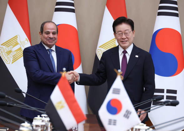 S. Korea-Egypt summit S. Korea-Egypt summit South Korean President Lee Jae Myung (R) poses for a photo with Egyptian President Abdel Fattah El-Sisi prior to their summit talks at the presidential office Cheong Wa Dae in Seoul on Oct. 8, 2026. (Yonhap) 2026-10-08 11:27:35 <Copyright ¨Ï 1980-2026 YONHAPNEWS AGENCY. .> ¼¿ïƯº°½Ã EDITORIAL USE ONLY Copyright: xx Korea-Egypt ???x yonphotos257508