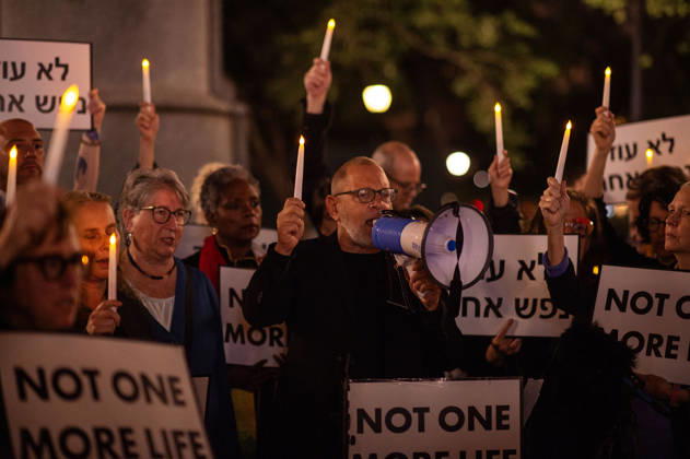 October 7, 2026, New York, New York, USA: The Union Square candlelight vigil organized by the group Israelis for Peace on October 7th 2026 went on in spite of loud protests by pro-Palestinian activists. Several public officials, including New York City mayor ZOHRAN MAMDANI, joined the group in commemorating the Israeli lives lost on Ocotober 7th 2023 despite the protests. New York USA - ZUMAh214 20261007_znp_h214_005 Copyright: xSDxHerzogx