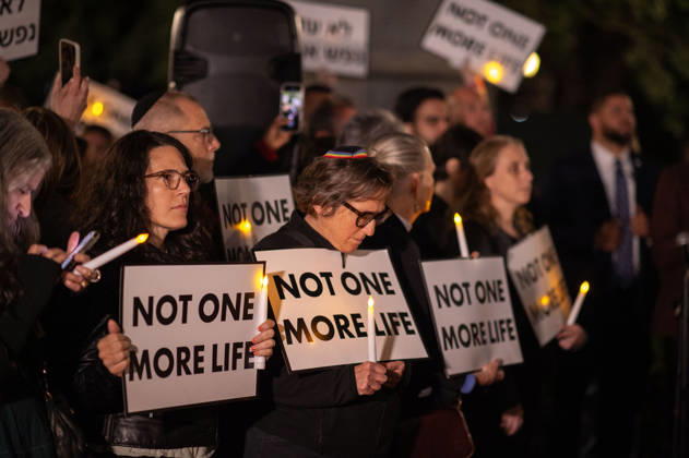 October 7, 2026, New York, New York, USA: The Union Square candlelight vigil organized by the group Israelis for Peace on October 7th 2026 went on in spite of loud protests by pro-Palestinian activists. Several public officials, including New York City mayor ZOHRAN MAMDANI, joined the group in commemorating the Israeli lives lost on Ocotober 7th 2023 despite the protests. New York USA - ZUMAh214 20261007_znp_h214_006 Copyright: xSDxHerzogx