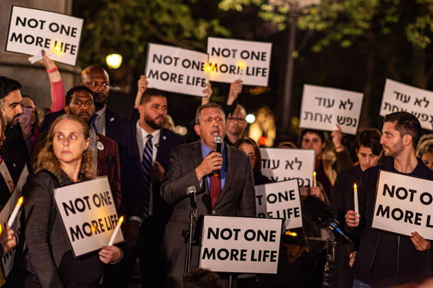 October 7, 2026, New York, New York, USA: The Union Square candlelight vigil organized by the group Israelis for Peace on October 7th 2026 went on in spite of loud protests by pro-Palestinian activists. Several public officials, including New York City mayor ZOHRAN MAMDANI, joined the group in commemorating the Israeli lives lost on Ocotober 7th 2023 despite the protests. Congrssional candidate BRAD LANDER speaks at the podium. New York USA - ZUMAh214 20261007_znp_h214_007 Copyright: xSDxHerzogx