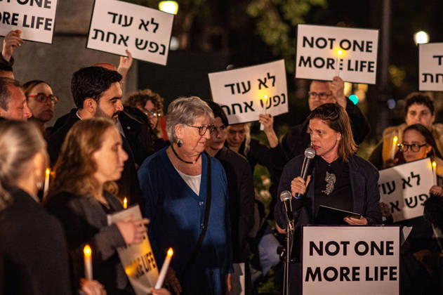 October 7, 2026, New York, New York, USA: The Union Square candlelight vigil organized by the group Israelis for Peace on October 7th 2026 went on in spite of loud protests by pro-Palestinian activists. Several public officials, including New York City mayor ZOHRAN MAMDANI, joined the group in commemorating the Israeli lives lost on Ocotober 7th 2023 despite the protests. New York USA - ZUMAh214 20261007_znp_h214_008 Copyright: xSDxHerzogx