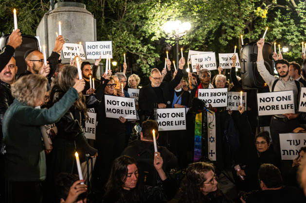 October 7, 2026, New York, New York, USA: The Union Square candlelight vigil organized by the group Israelis for Peace on October 7th 2026 went on in spite of loud protests by pro-Palestinian activists. Several public officials, including New York City mayor ZOHRAN MAMDANI, joined the group in commemorating the Israeli lives lost on Ocotober 7th 2023 despite the protests. New York USA - ZUMAh214 20261007_znp_h214_009 Copyright: xSDxHerzogx