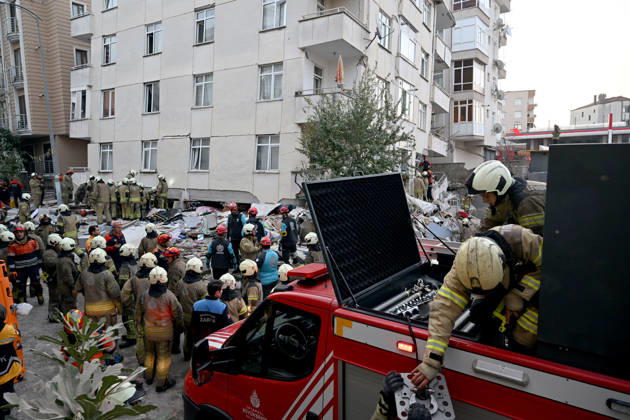 Partial collapse occurs in 7-story building in Istanbul s Maltepe district ISTANBUL, TURKIYE - OCTOBER 8: Search and rescue operations are launched after the lower floors of a seven-story building partially collapse in Maltepe district of Istanbul, Turkiye, on October 8, 2026. Murat Sengul Anadolu Istanbul Turkey. Editorial use only. Please get in touch for any other usage. Copyright: x2026xAnadoluxMuratxSengulx