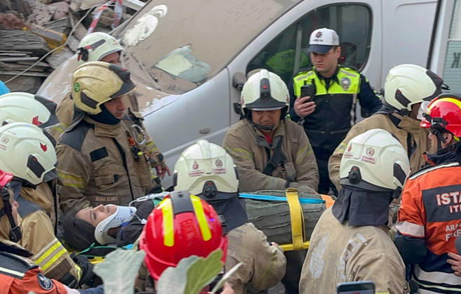 Partial collapse occurs in 7-story building in Istanbul s Maltepe district ISTANBUL, TURKIYE - OCTOBER 8: Search and rescue teams evacuate an injured person on a stretcher before the injured person is taken to a hospital by ambulance after the lower floors of a seven-story building partially collapse in the Maltepe district of Istanbul, Turkiye, on October 8, 2026. Selami Kucukoglu Anadolu Istanbul Turkey. Editorial use only. Please get in touch for any other usage. Copyright: x2026xAnadoluxSelamixKucukoglux