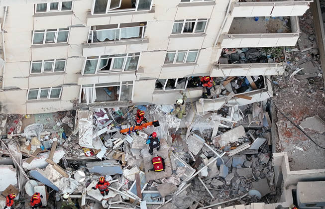 Partial collapse occurs in 7-story building in Istanbul s Maltepe district ISTANBUL, TURKIYE - OCTOBER 8: An aerial view shows search and rescue operations underway after the lower floors of a seven-story building partially collapse in the Maltepe district of Istanbul, Turkiye, on October 8, 2026. Murat Sengul Anadolu Istanbul Turkey. Editorial use only. Please get in touch for any other usage. Copyright: x2026xAnadoluxMuratxSengulx