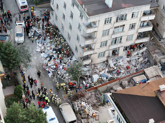 Partial collapse occurs in 7-story building in Istanbul s Maltepe district ISTANBUL, TURKIYE - OCTOBER 8: An aerial view shows search and rescue operations underway after the lower floors of a seven-story building partially collapse in the Maltepe district of Istanbul, Turkiye, on October 8, 2026. Murat Sengul Anadolu Istanbul Turkey. Editorial use only. Please get in touch for any other usage. Copyright: x2026xAnadoluxMuratxSengulx