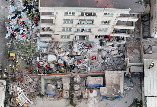 Partial collapse occurs in 7-story building in Istanbul s Maltepe district ISTANBUL, TURKIYE - OCTOBER 8: An aerial view shows search and rescue operations underway after the lower floors of a seven-story building partially collapse in the Maltepe district of Istanbul, Turkiye, on October 8, 2026. Murat Sengul Anadolu Istanbul Turkey. Editorial use only. Please get in touch for any other usage. Copyright: x2026xAnadoluxMuratxSengulx