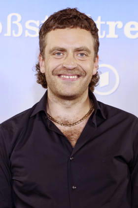 Enrique Fiß at the photo call celebrating the 40th anniversary of the ARD series *Großstadtrevier* at the Astor Film Lounge in Hamburg, October 7, 2026 Foto:xgbrcix xFuturexImagex grossstadtrevier_6018
