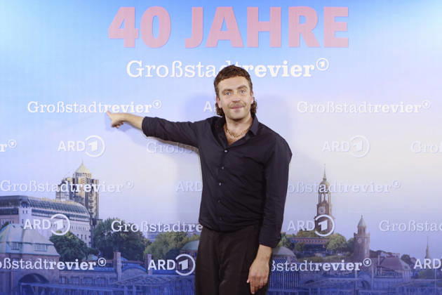 Enrique Fiß at the photo call celebrating the 40th anniversary of the ARD series *Großstadtrevier* at the Astor Film Lounge in Hamburg, October 7, 2026 Foto:xgbrcix xFuturexImagex grossstadtrevier_6020