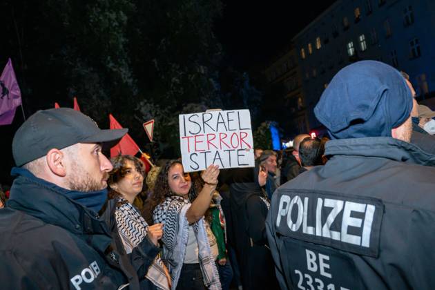 October 7, 2026, Berlin, Berlin, Germany: BERLIN, GERMANY, OCTOBER 7, 2026: Pro-Palestinian demonstrators march through Berlin s Kreuzberg district during a protest marking three years since the October 7 attacks and the start of the war in Gaza. The march encountered a small pro-Israel counter-demonstration along its route, with opposing groups exchanging chants. Berlin police later halted and dispersed the march before it reached its planned endpoint at Hermannplatz. Berlin Germany - ZUMAq101 20261007_zna_q101_424 Copyright: xNikosxKanistrasx