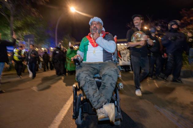 October 7, 2026, Berlin, Berlin, Germany: BERLIN, GERMANY, OCTOBER 7, 2026: Pro-Palestinian demonstrators march through Berlin s Kreuzberg district during a protest marking three years since the October 7 attacks and the start of the war in Gaza. The march encountered a small pro-Israel counter-demonstration along its route, with opposing groups exchanging chants. Berlin police later halted and dispersed the march before it reached its planned endpoint at Hermannplatz. Berlin Germany - ZUMAq101 20261007_zna_q101_434 Copyright: xNikosxKanistrasx