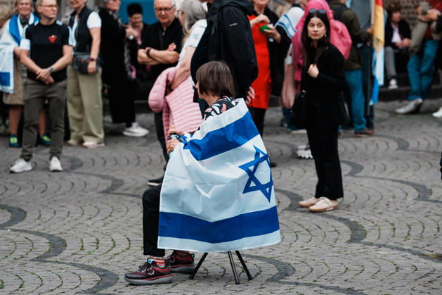 Rally in Düsseldorf marking the anniversary of Hamas s terrorist attack on Israel on October 7, 2023, and protesting anti-Semitism; woman holding a flag Copyright: xThiemoxRudolphx