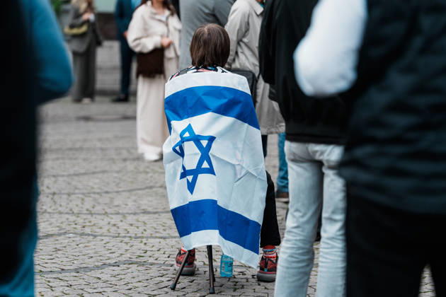 Rally in Düsseldorf marking the anniversary of Hamas s terrorist attack on Israel on October 7, 2023, and protesting anti-Semitism; woman holding a flag Copyright: xThiemoxRudolphx