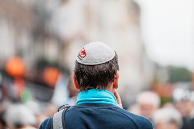 Rally in Düsseldorf marking the anniversary of Hamas’s terrorist attack on Israel on October 7, 2023, and against anti-Semitism; man wearing a kippah; Chabad Düsseldorf Copyright: xThiemoxRudolphx