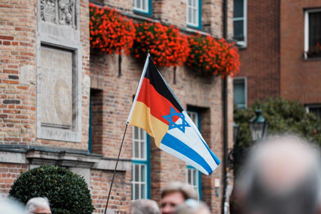 Rally in Düsseldorf marking the anniversary of Hamas’s terrorist attack on Israel on October 7, 2023, and protesting anti-Semitism; flags of Germany and Israel Copyright: xThiemoxRudolphx