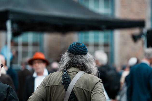 Rally in Düsseldorf marking the anniversary of Hamas s terrorist attack on Israel on October 7, 2023, and protesting anti-Semitism; man wearing a kippah Copyright: xThiemoxRudolphx