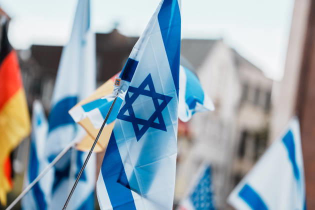 Rally in Düsseldorf marking the anniversary of Hamas’s terrorist attack on Israel on October 7, 2023, and against anti-Semitism; flag, Israel Copyright: xThiemoxRudolphx